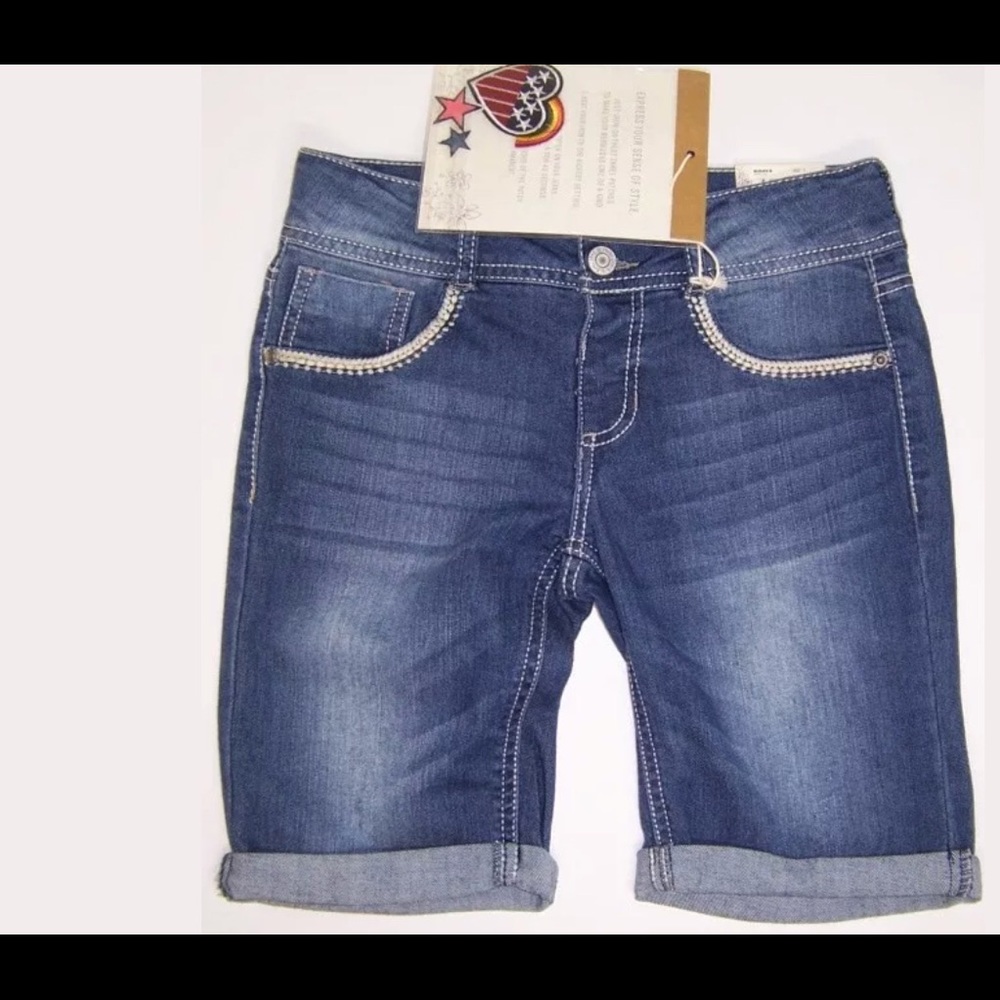 Muds girl’s medium wash core Bermuda short 14